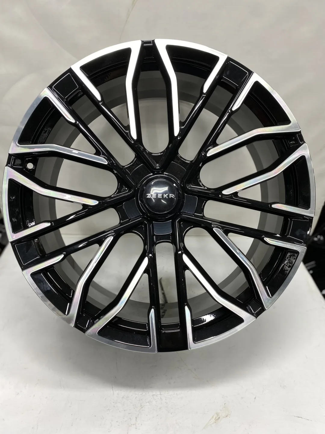 Zeekr 9.5x22 5x108 D63.4 ET35 черный, серебристый