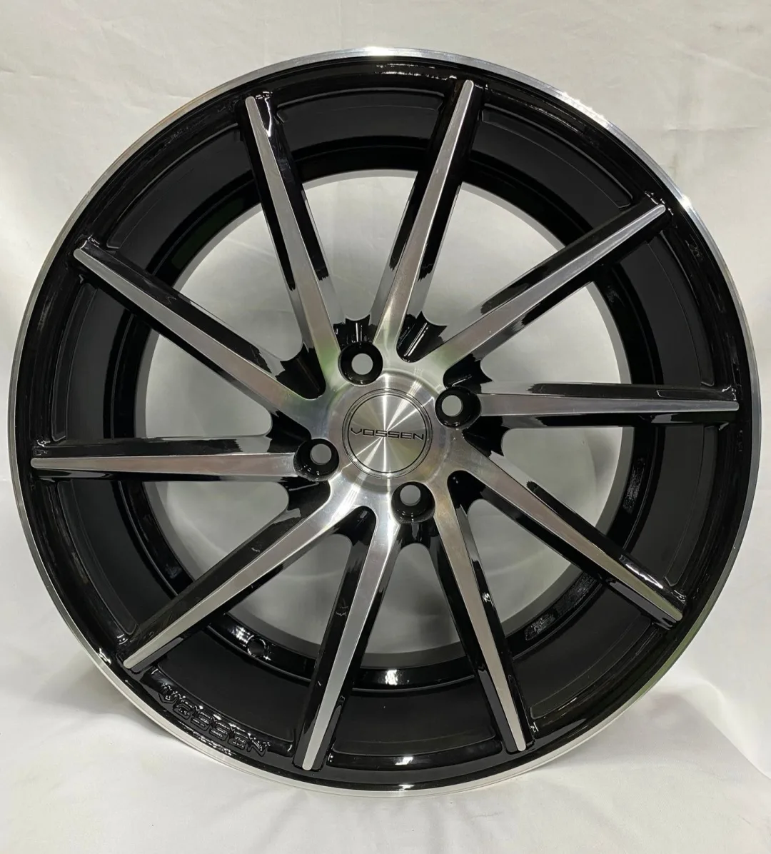Vossen QDF96 7.5x17/4x100 D67.1 ET35 черный, серебристый