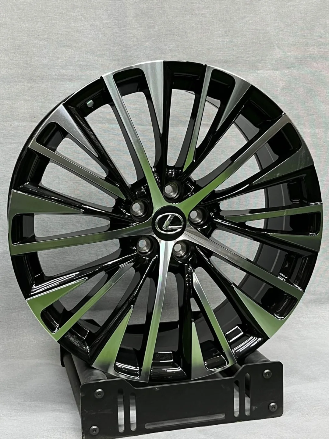 Replica HP952 8x20/5x114.3 D60.1 ET30 черный, серебристый
