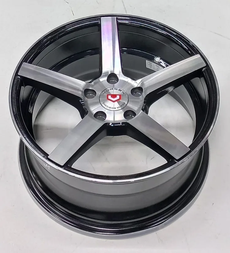 Vossen 875 8x17/5x114.3 D67.1 ET35 черный, серебристый