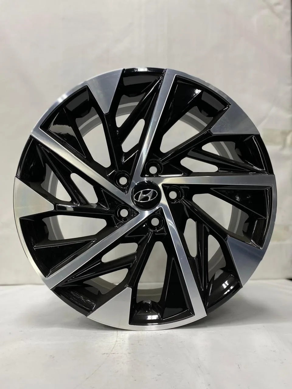Wheels 597527350 7.5x18/5x114.3 D67.1 ET45 серебристый, черный