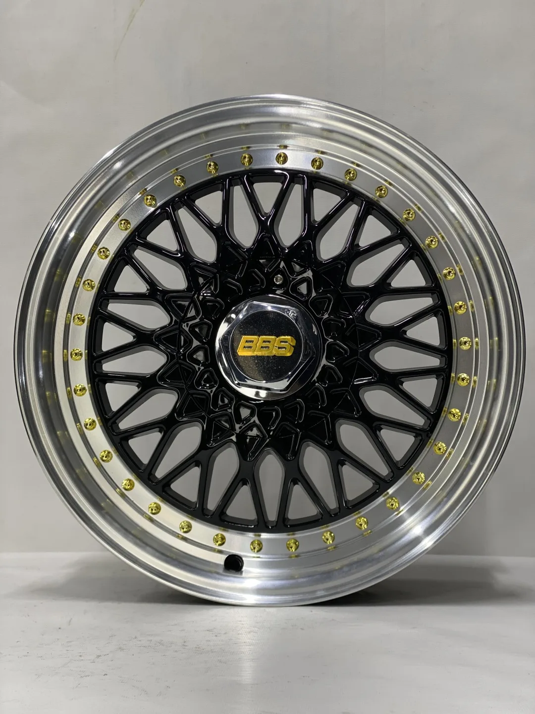 RNO 155170 7x15/4x100 D73.1 ET22 черный, серебристый