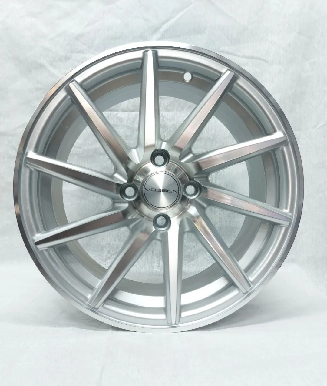 Vossen A15424 7x15/4x100 D67.1 ET35 серебристый