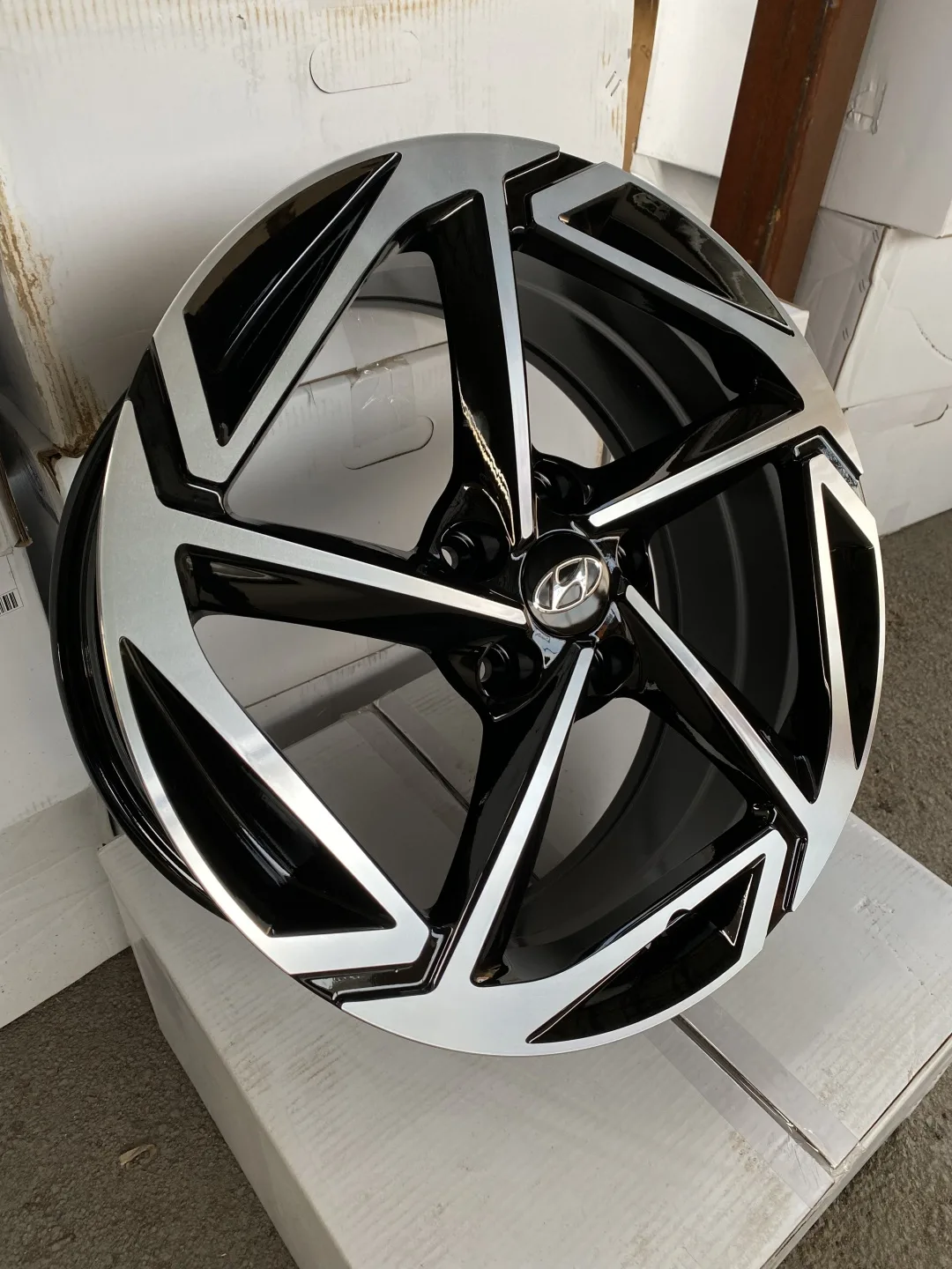 RNO AH5898 7.5x18/5x114.3 D67.1 ET45 4 диска черный, серебристый