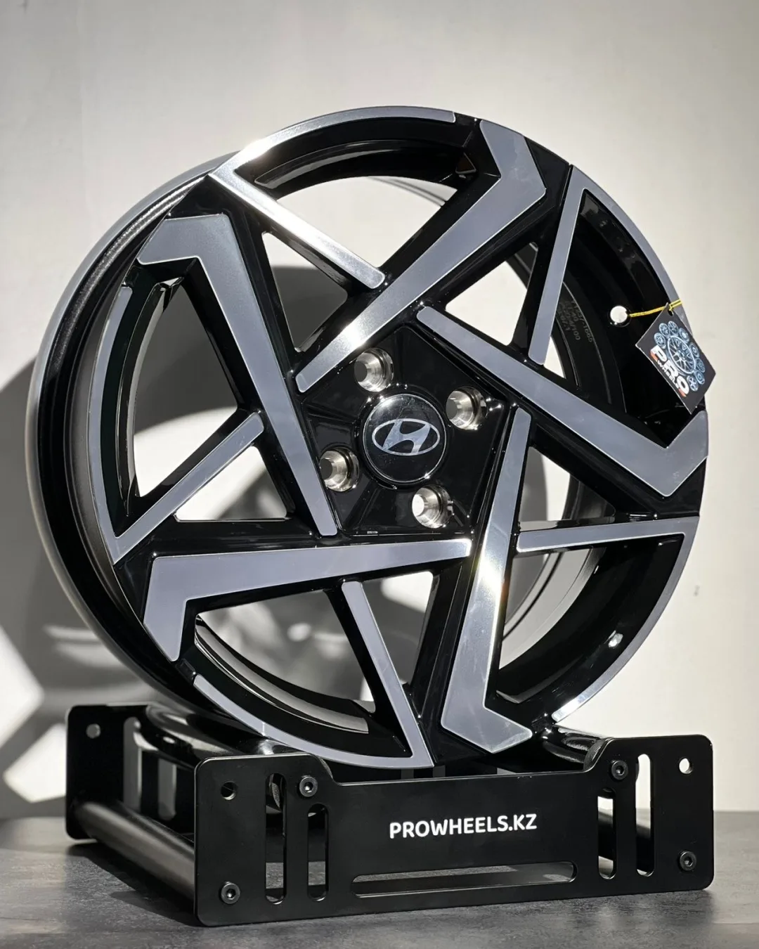 Pro Wheels 723 6.5x16/4x100 D54.1 ET40 4 диска черный, серебристый
