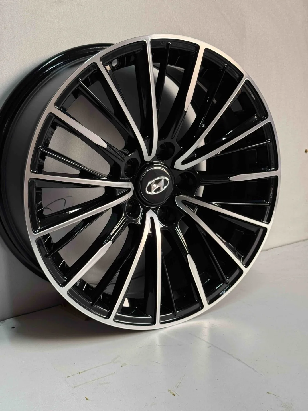 Hyundai fb042 7.5x17/5x114.3 D73.1 ET35 4 диска черный, серебристый