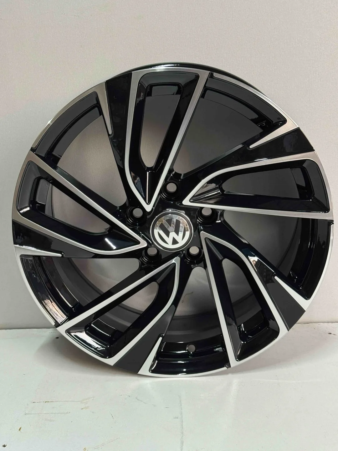 Volkswagen fbx260-7 7x17/5x112 D57.1 ET40 4 диска черный, серебристый